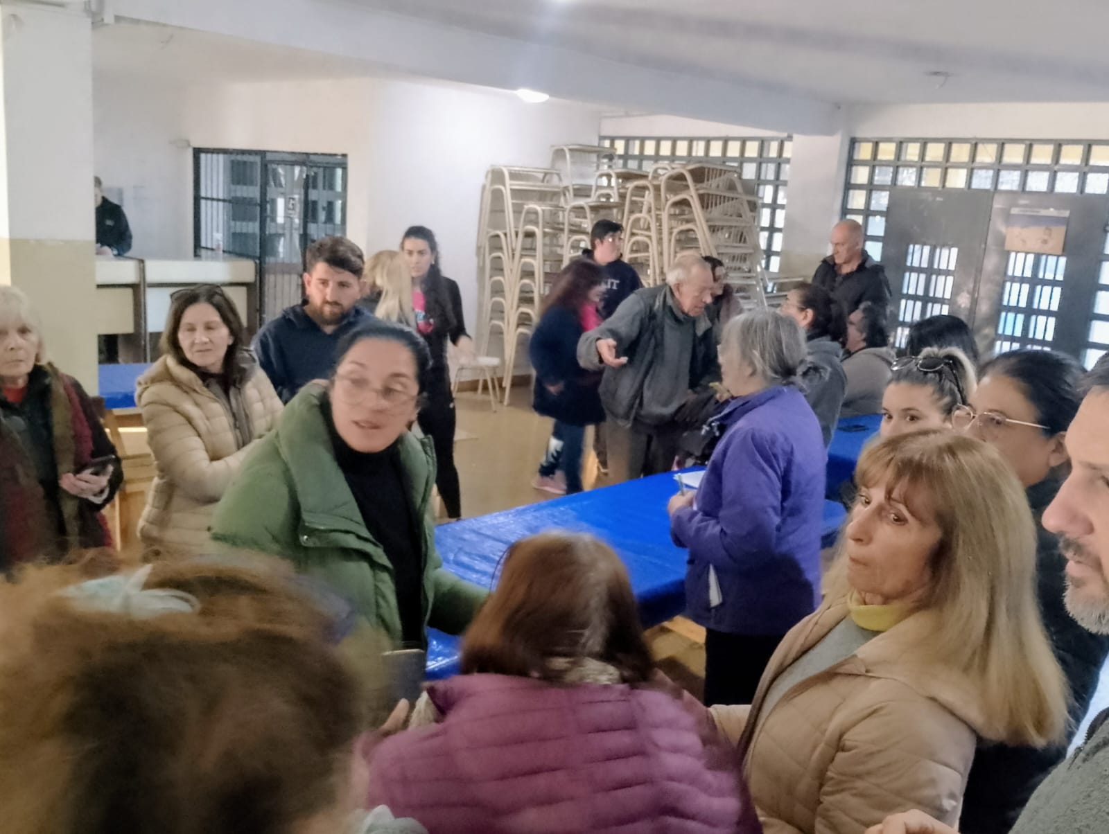 Fila de vecinos en el ingreso