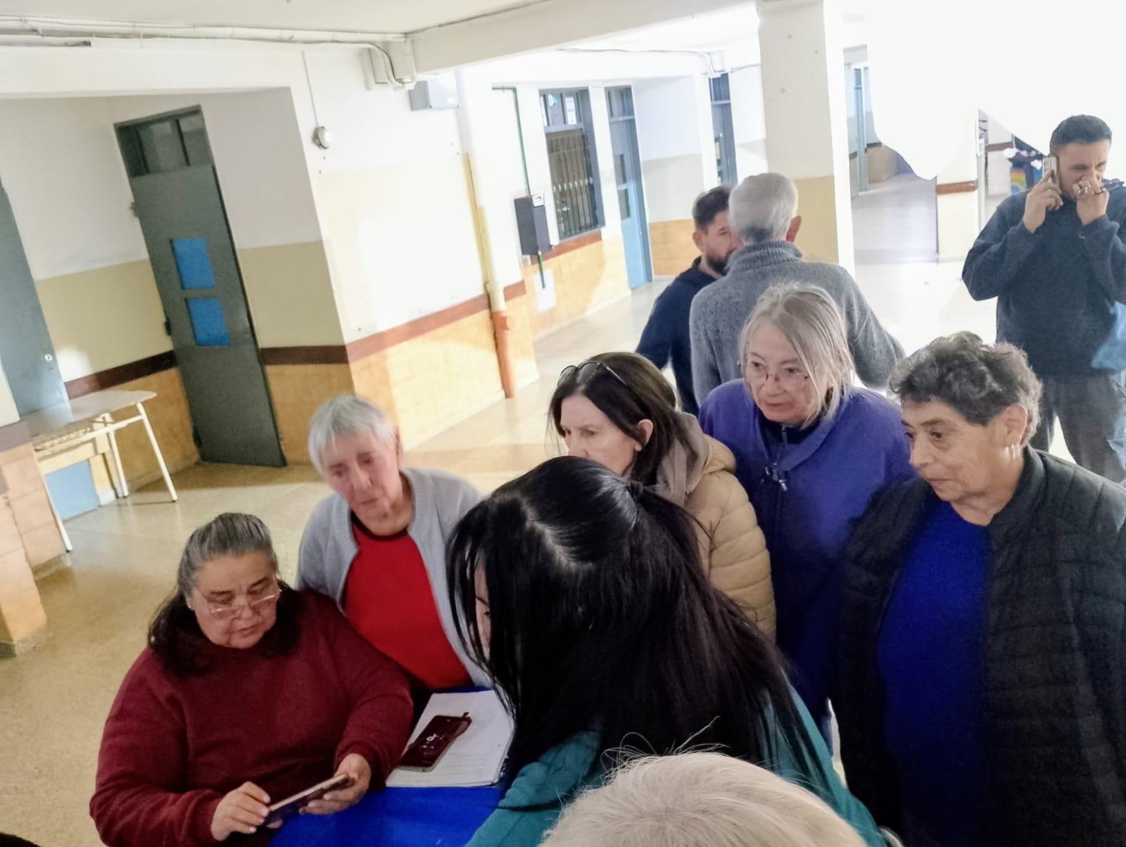 Vecinos esperando afuera de la escuela