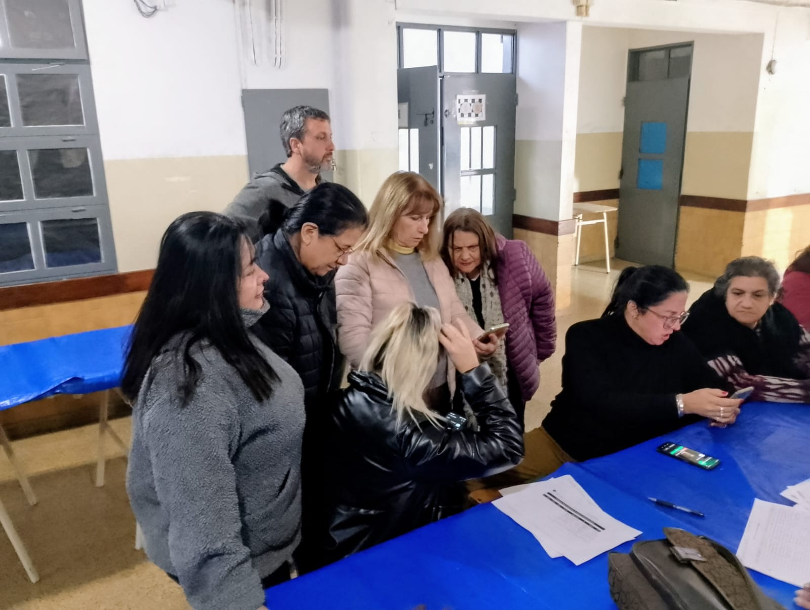 Vecinos en la vereda del barrio
