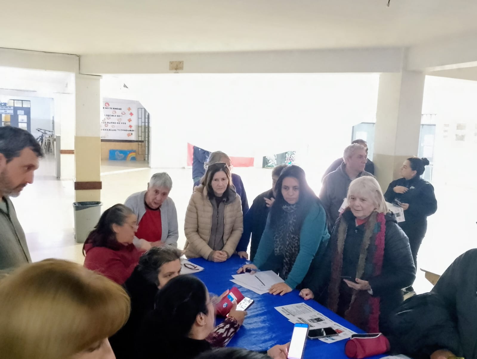Grupo de vecinos frente a la sede