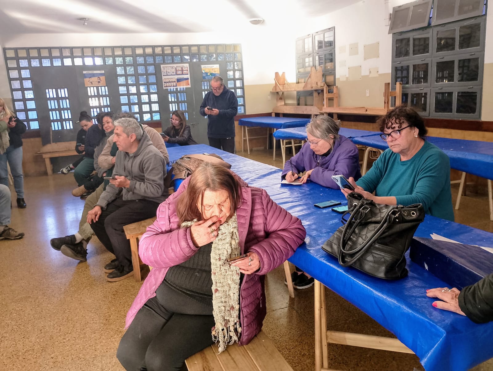 Vecinos atentos a las instrucciones