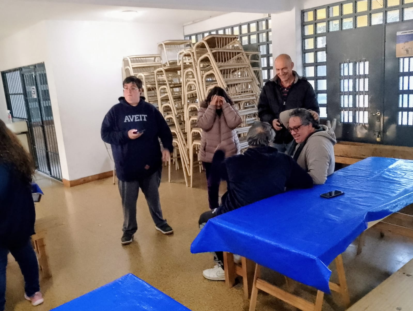 Vecinas registrando sus datos