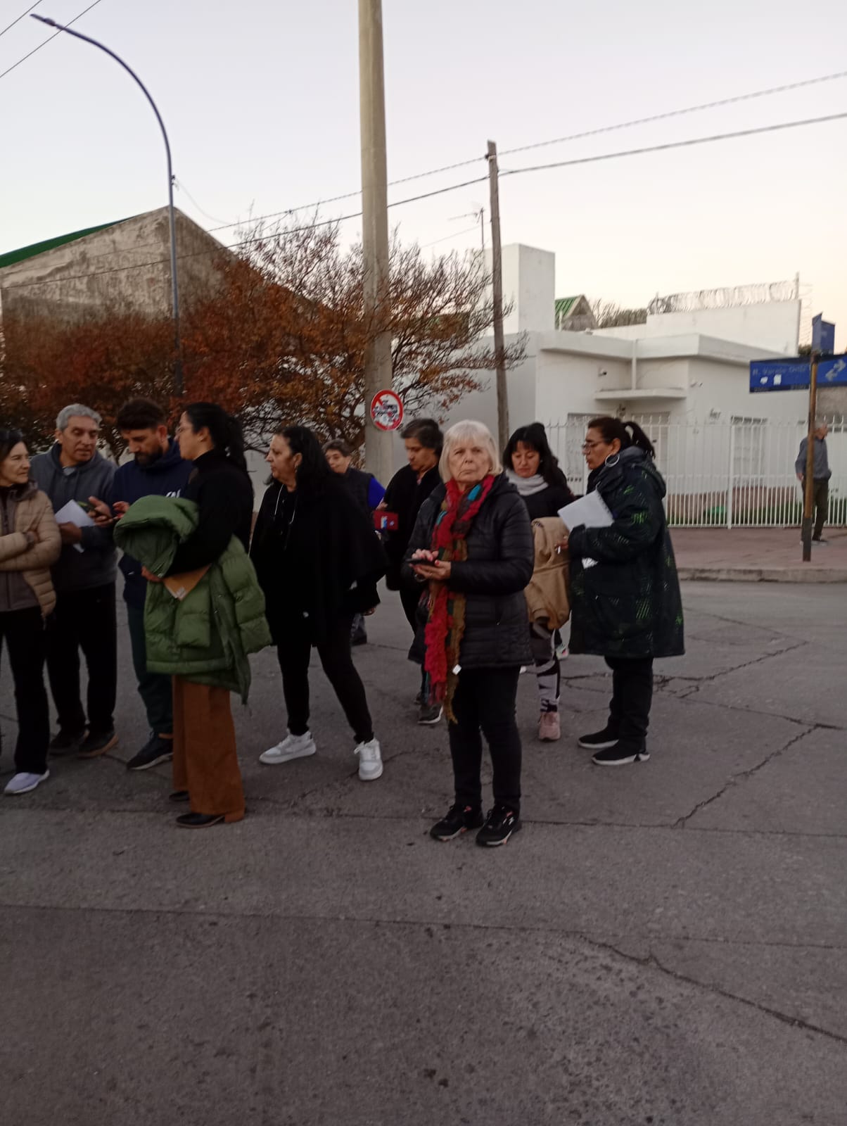 Vecinos revisando documentación