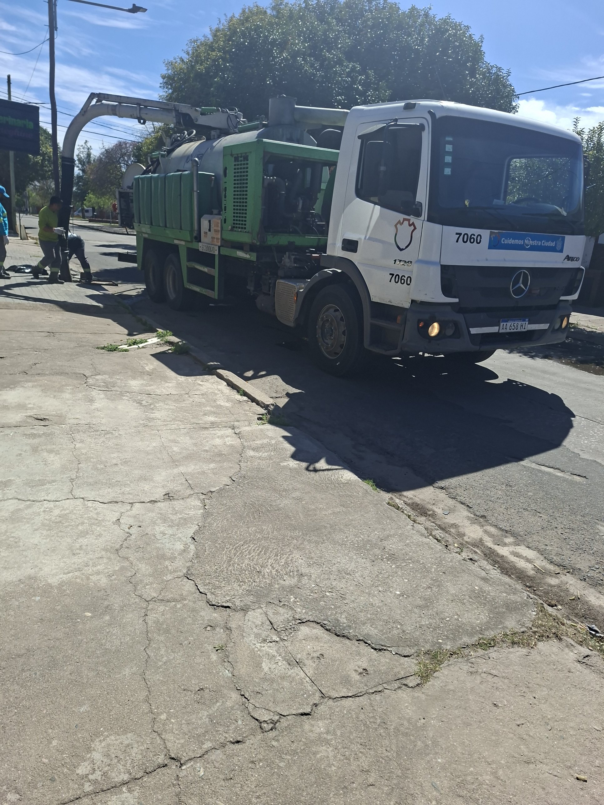 Camión municipal Nº 7060 en Graham Bell 2270 durante los trabajos de limpieza