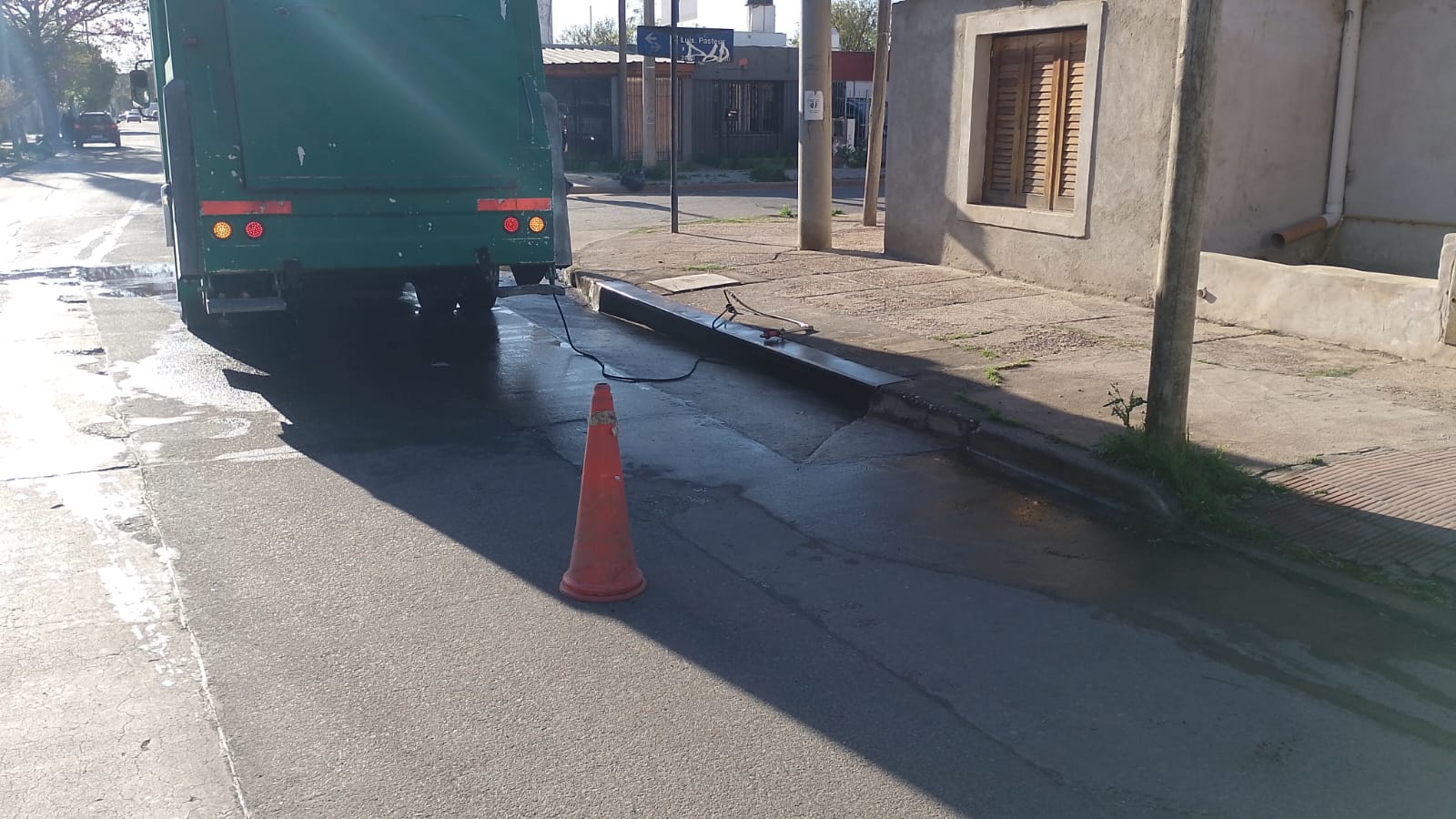 Camión municipal durante los trabajos de limpieza en Aconcagua y Pasteur