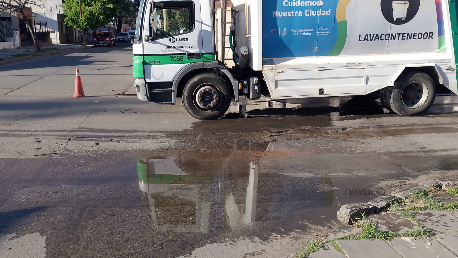 Camión lavacontenedores de la Municipalidad observado en la zona