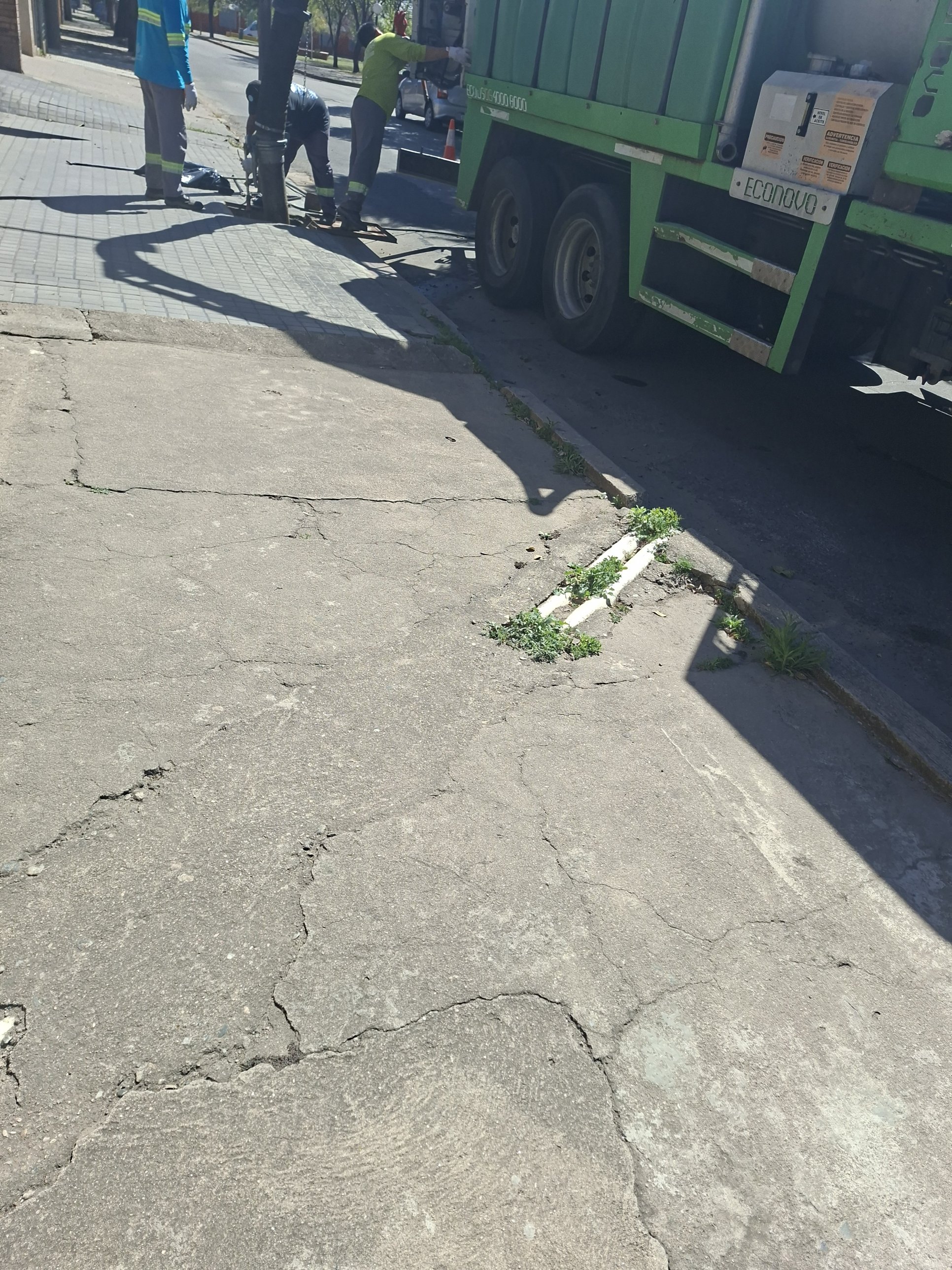 Camión hidrovac de empresa contratada trabajando junto a la cuadrilla municipal