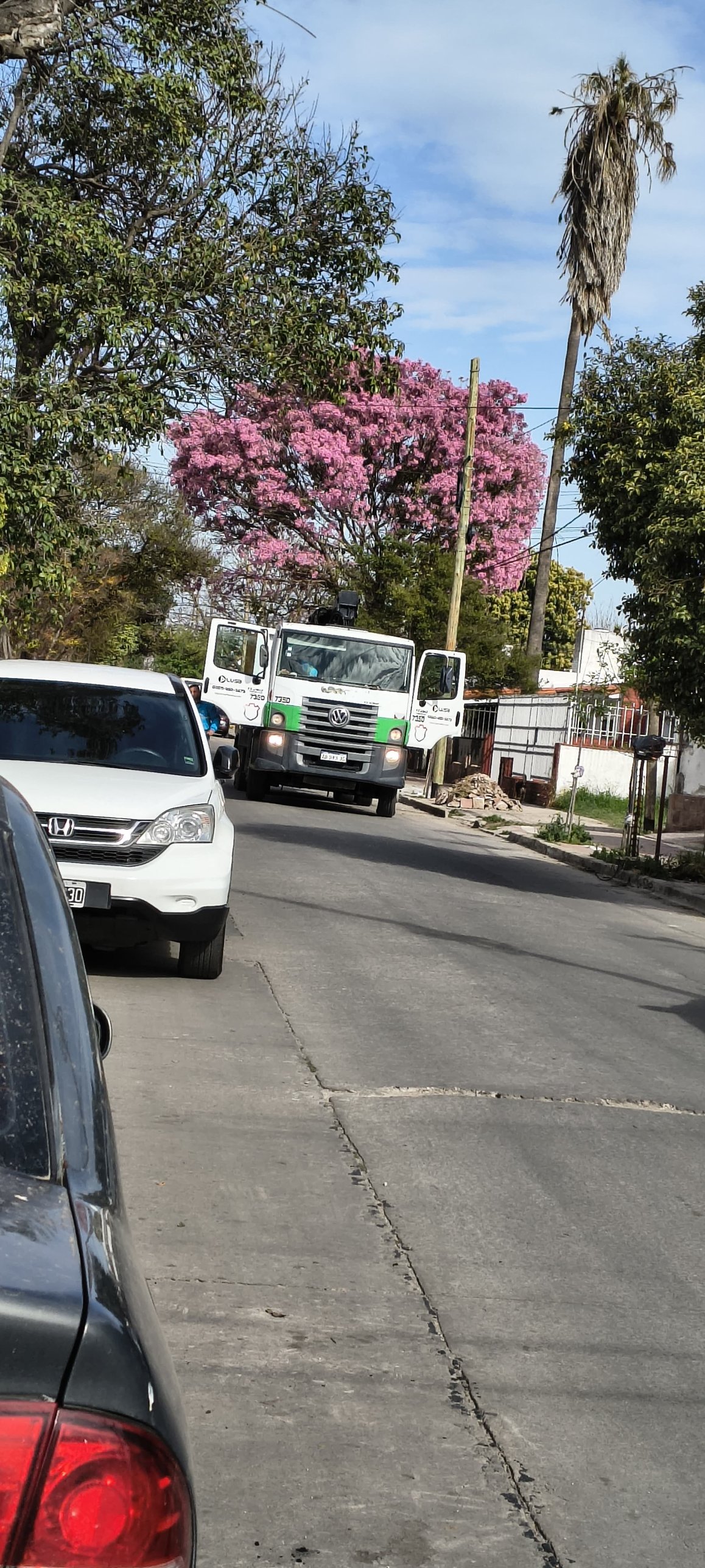 Camión hidrovac avanzando por Graham Bell durante los trabajos de limpieza