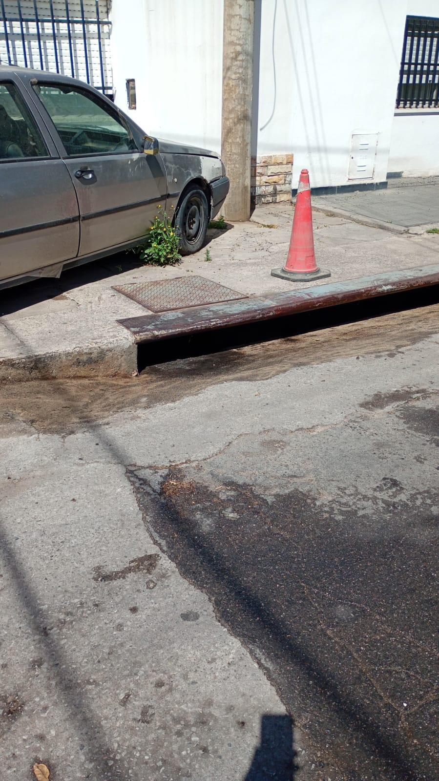 Camión municipal de limpieza de desagües, unidad 7060, en Uritorco y Graham Bell