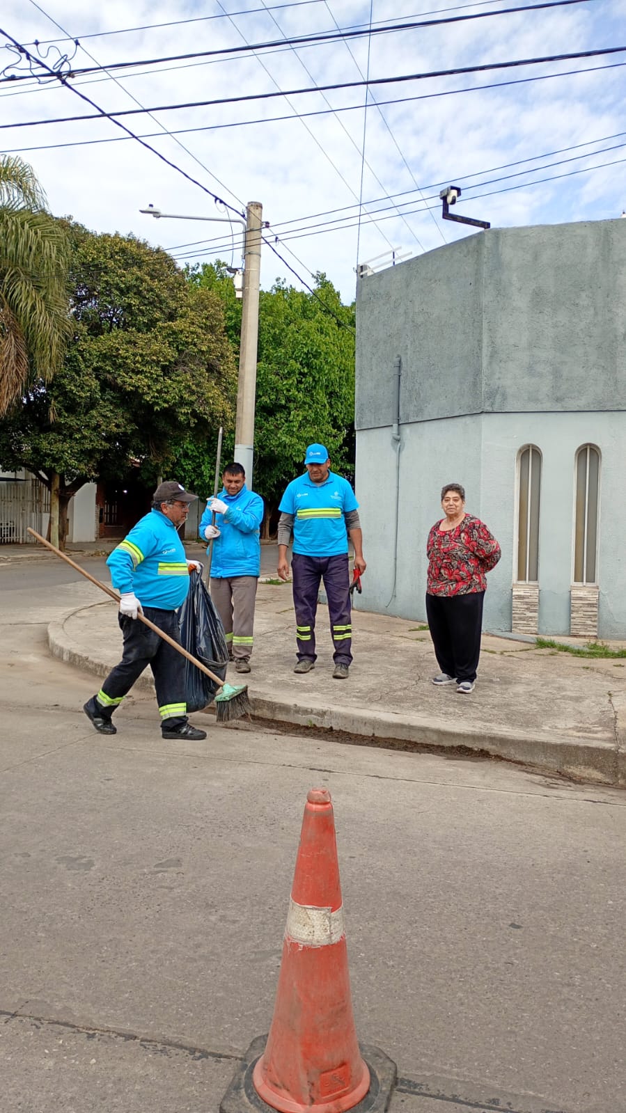 Cuadrilla municipal realizando tareas de barrido en la zona