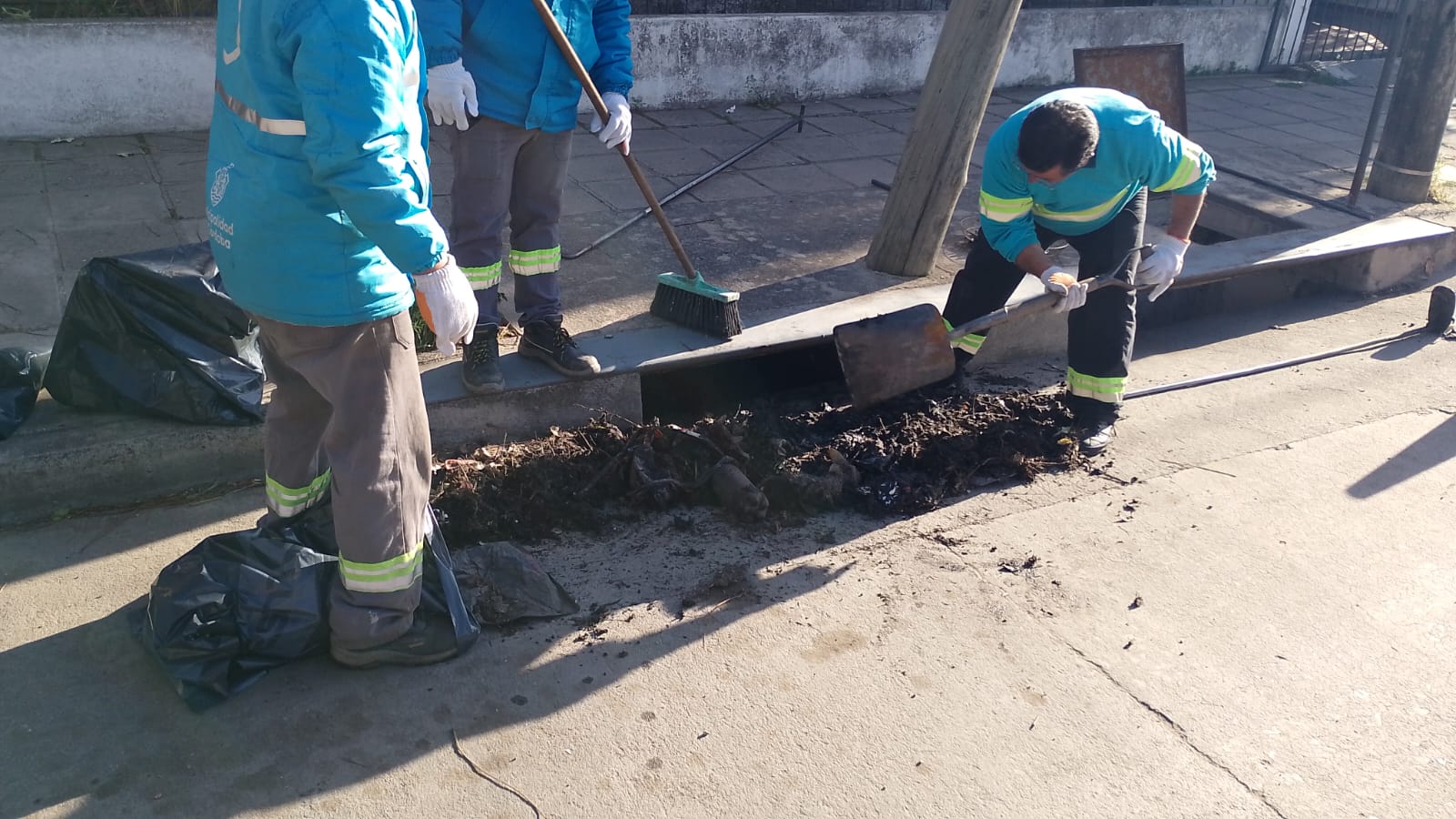 Cuadrilla municipal retirando tierra y residuos de la cuneta