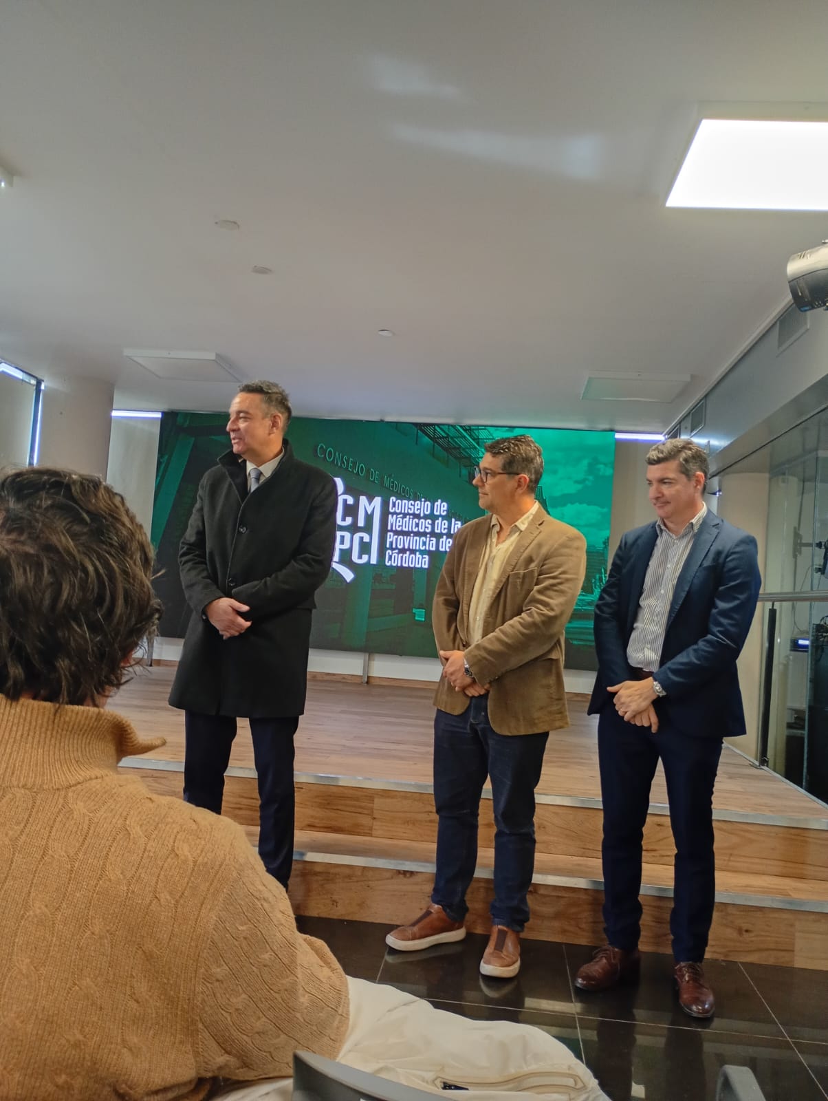 Autoridades en el escenario de la sede del Consejo de Médicos de la Provincia de Córdoba durante la apertura del taller
