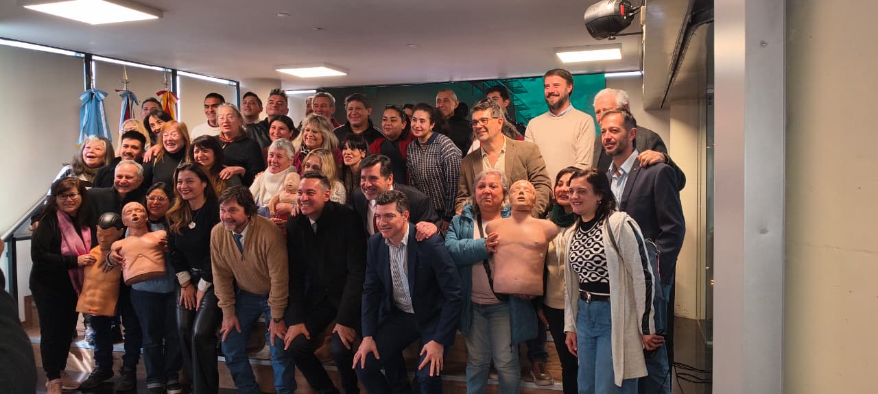 Integrantes de la Comisión Directiva del Centro Vecinal Bº Ameghino Sur junto a otros referentes de Centros Vecinales de la Capital en la capacitación de RCP