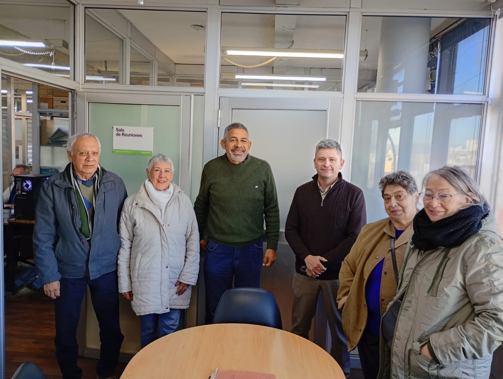 Comisión y funcionarios en la Sala de Reuniones