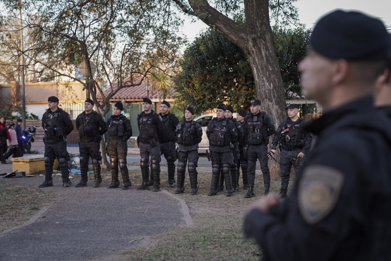 Personal de fuerzas de seguridad desplegado durante el operativo en la Plaza Manzotti
