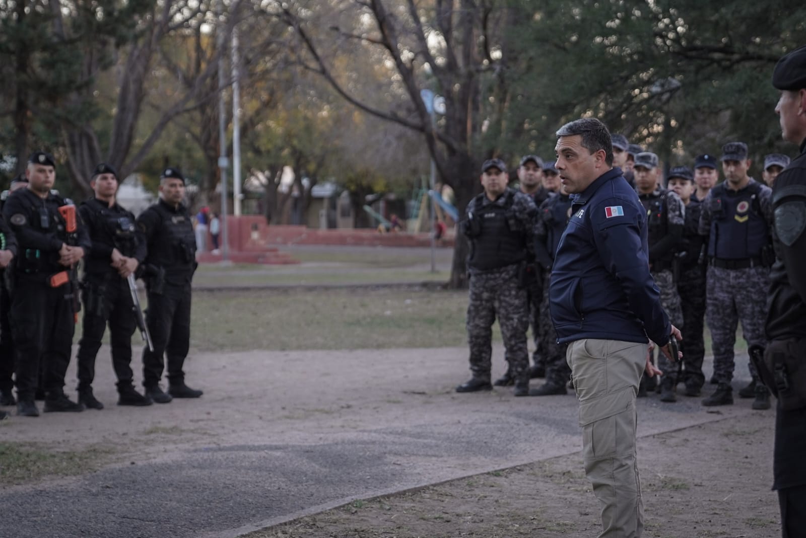 Jefatura del operativo dando indicaciones al personal desplegado en la Plaza Manzotti