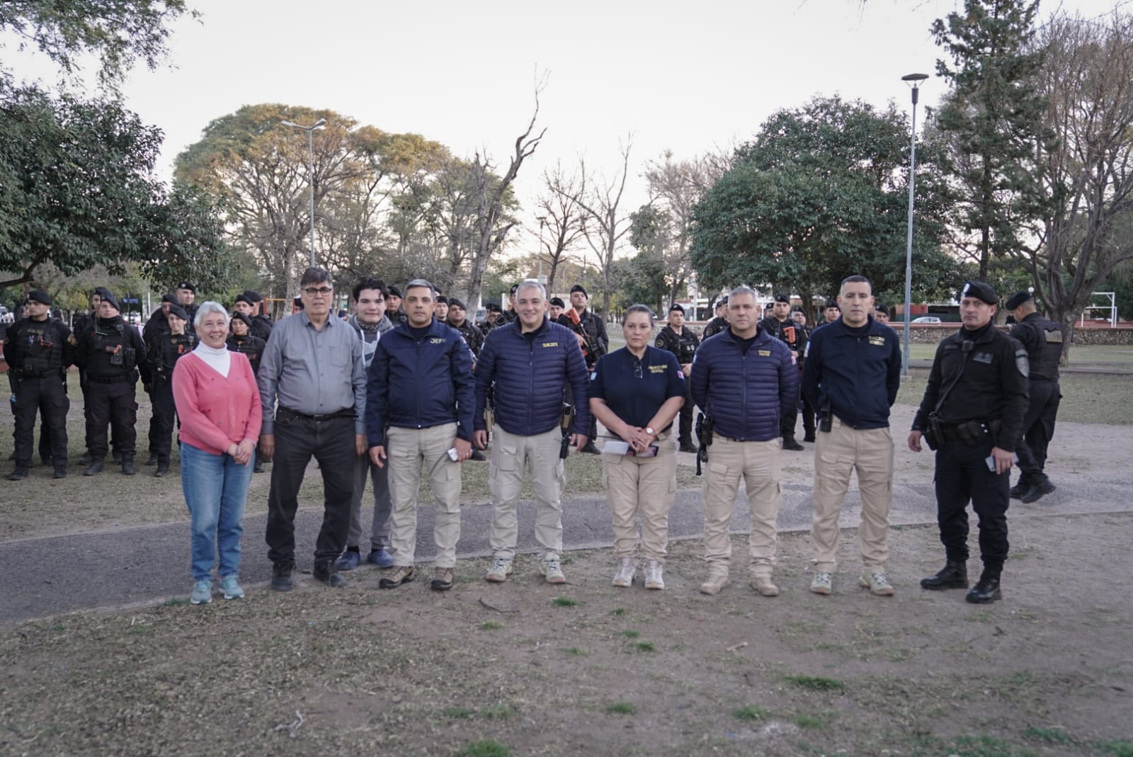 Integrantes de la Comisión Directiva del Centro Vecinal Bº Ameghino Sur junto a la jefatura del operativo en la Plaza Capitán Manzotti