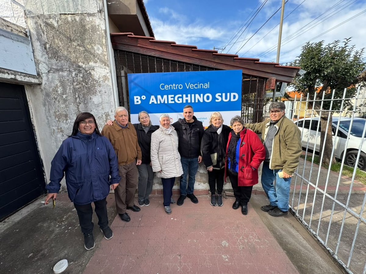 Comisión Directiva junto a autoridades municipales en la sede del Centro Vecinal Bº Ameghino Sur