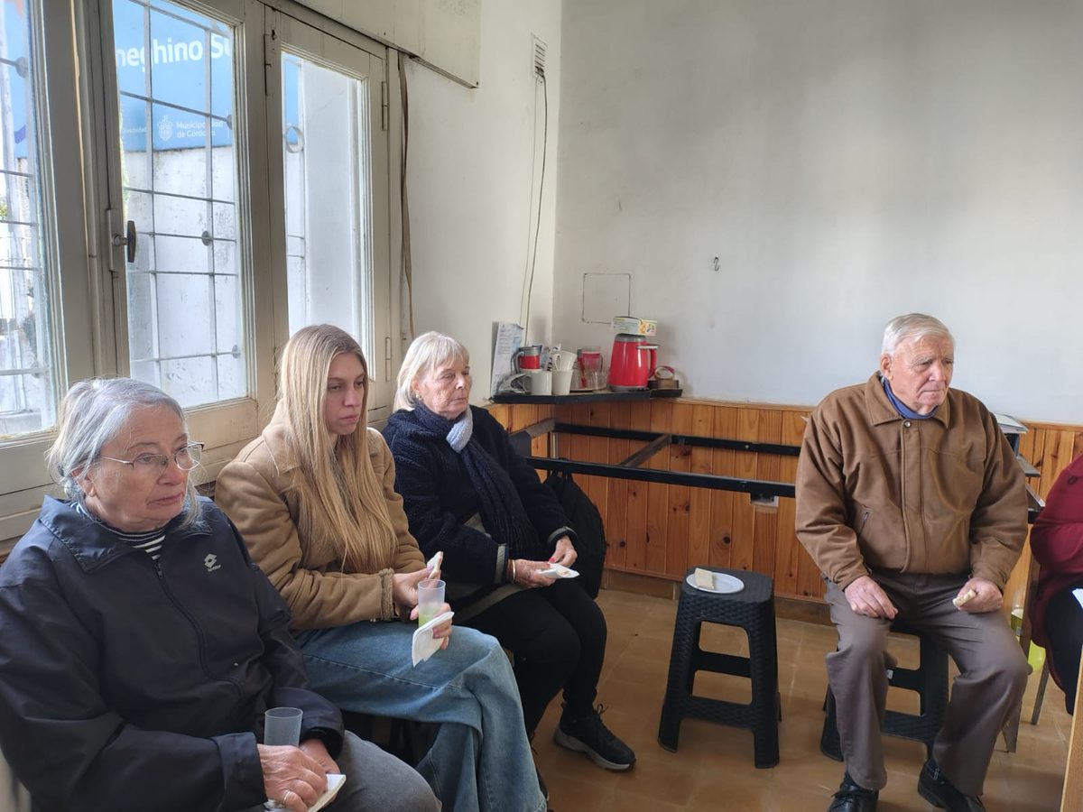 Vecinos durante la reunión en la sede del Centro Vecinal