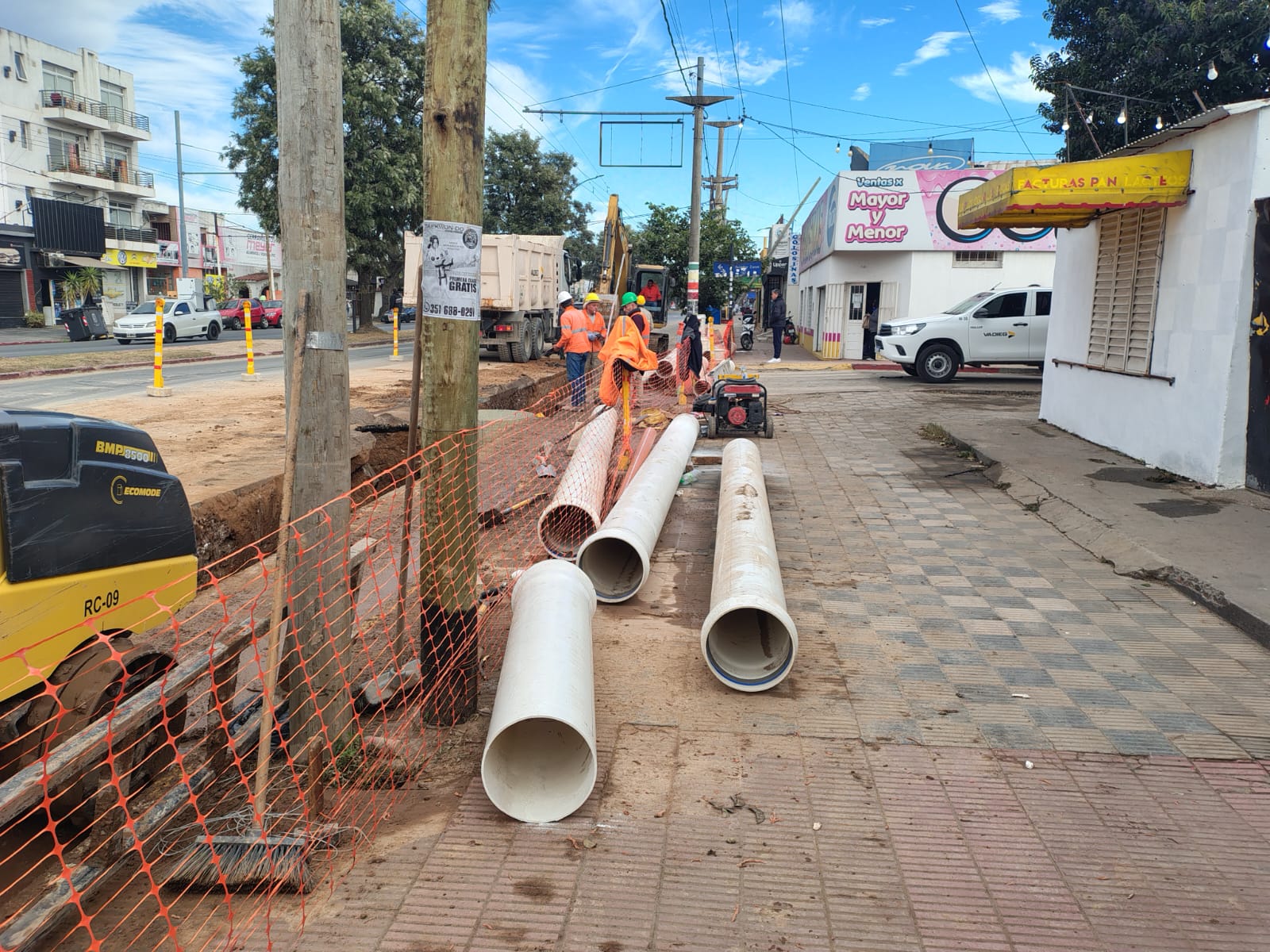 Caños de la nueva conducción cloacal acopiados sobre la vereda de Av. Fuerza Aérea