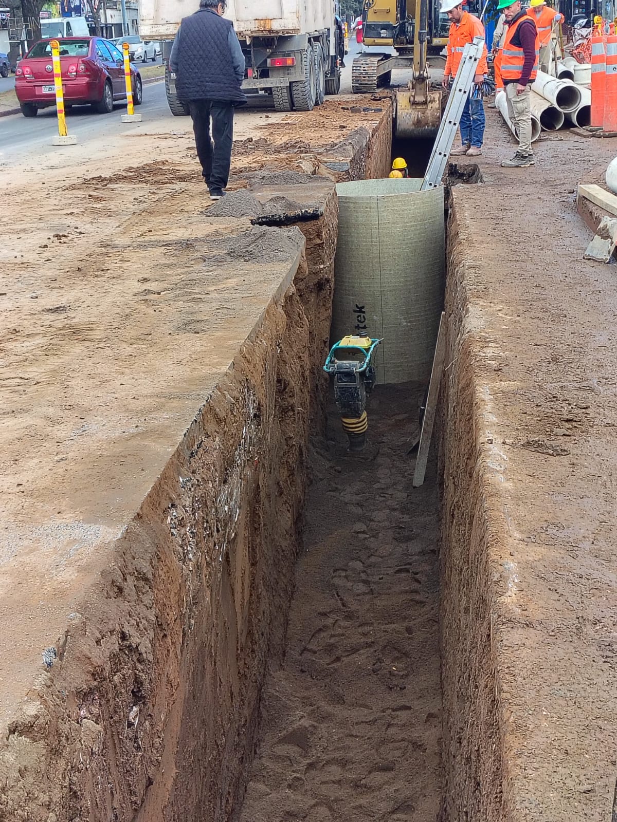 Zanja de la obra del Nexo Cloacal con caño de gran diámetro en instalación