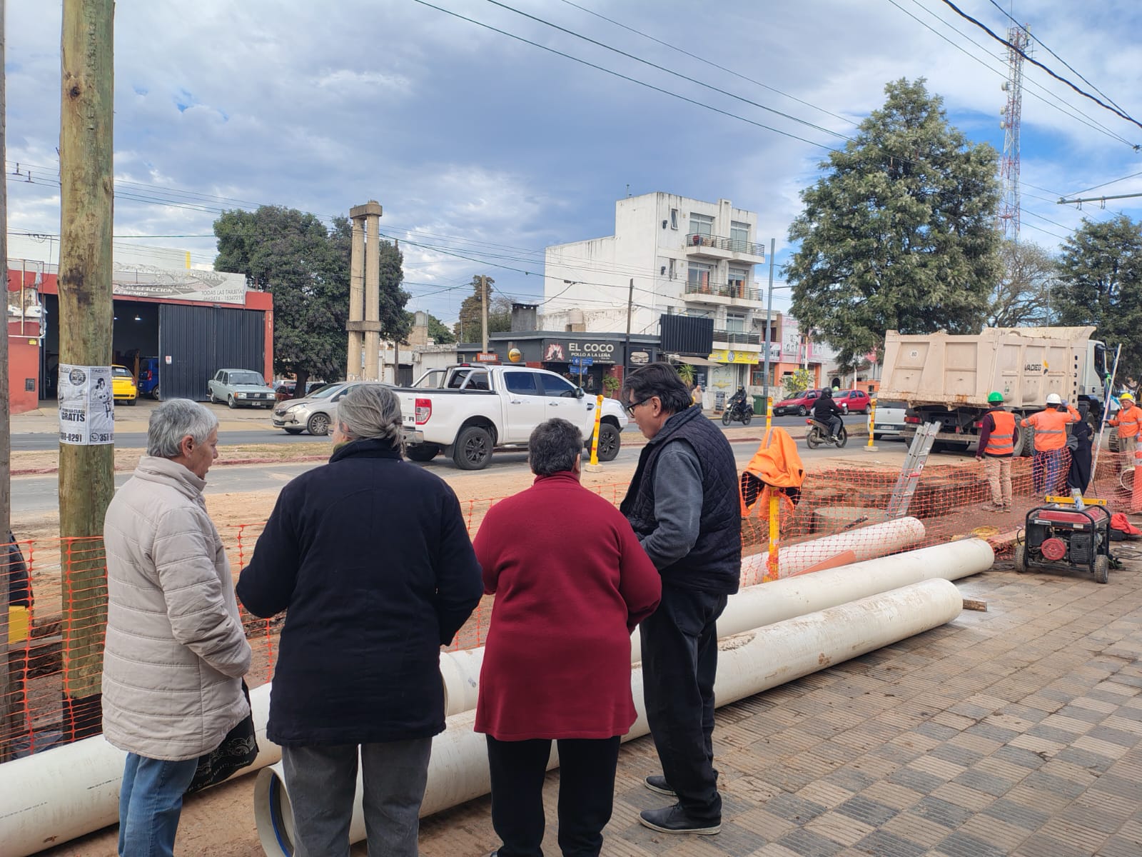 Integrantes de la Comisión Directiva del Centro Vecinal Bº Ameghino Sur observando la obra del Nexo Cloacal en Av. Fuerza Aérea